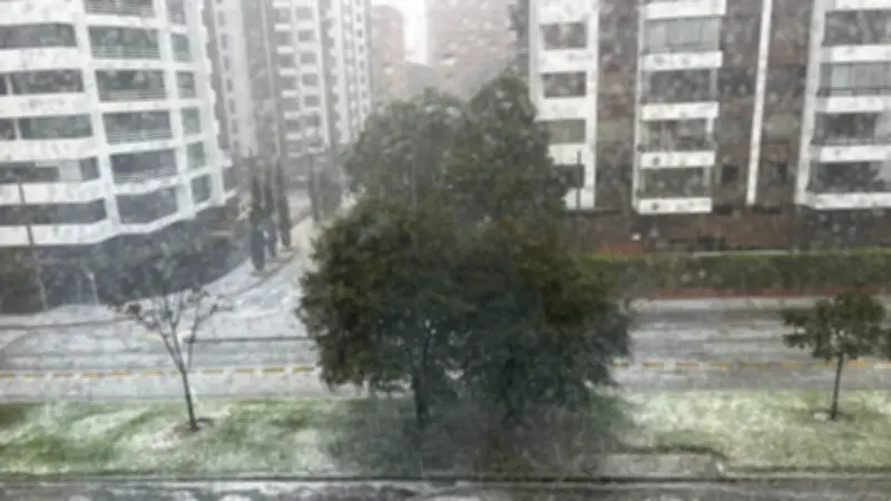 Fuerte aguacero con granizo sorprende a Bogotá en inusual evento climático