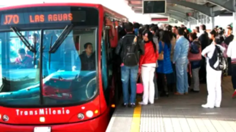 Funcionaria de Transmilenio atacada con químicos en Soacha tras llamar la atención por ingreso irregular
