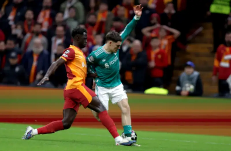 Galatasaray vence 1-0 a Liverpool en Champions con gol de Lemina y suspensión de Dávinson Sánchez