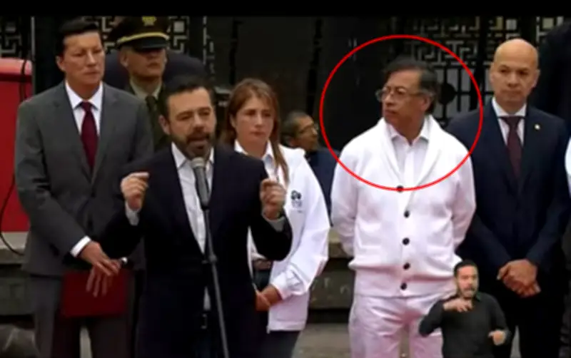 Galán lanza dardo electoral a Petro en Plaza de Bolívar; presidente lo ignora