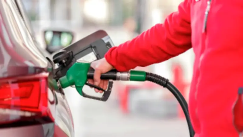 Gasolina en EE.UU. alcanza precio más alto desde 2022, afectando bolsillo de conductores