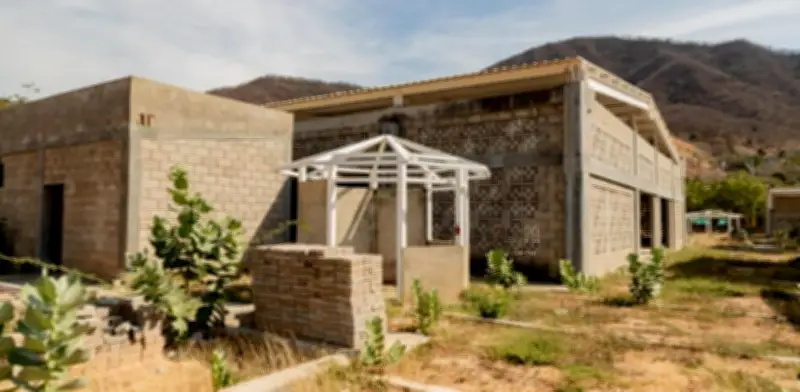 Gobernación y Alcaldía enfrentadas por megacolegio inconcluso en Taganga: ¿demoler o terminar?