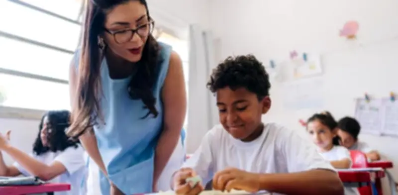 Gobierno anuncia incremento salarial del 7% para docentes de colegios y universidades públicas