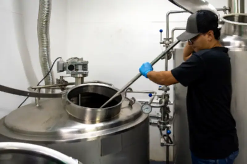 Gobierno busca comprador urgente para 127.000 litros diarios de leche tras salida de multinacional