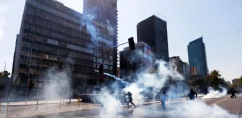 Gobierno de Kast despliega blindados con gas pimienta en Santiago ante protestas por alza de combustibles