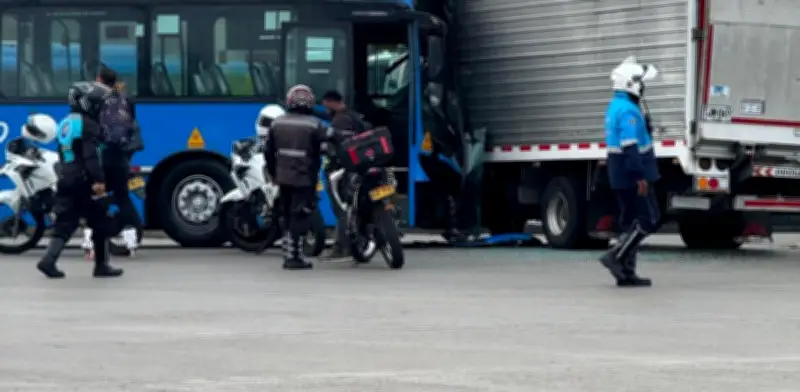 Grave accidente en Cali: camión impacta bus del MIO dejando 16 heridos en autopista Suroriental