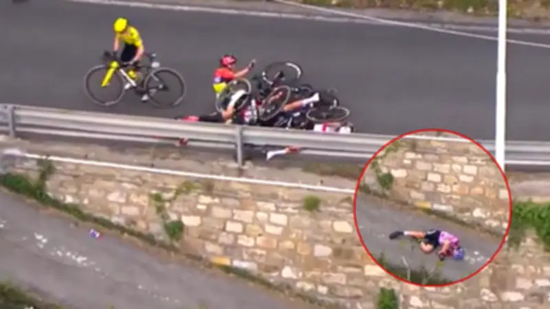 Grave accidente en San Remo Women 2026: ciclista italiana cae por desnivel tras caída múltiple