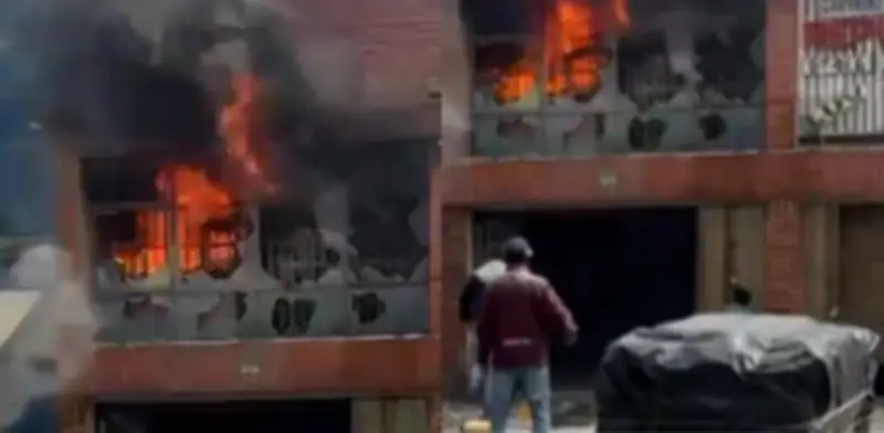 Grave incendio consume establecimiento comercial en el centro de Bogotá: una persona lesionada