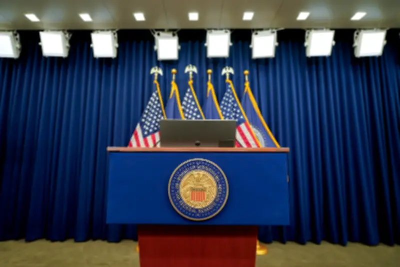 Guerra en Medio Oriente presiona a la Fed a mantener tasas de interés altas, desafiando a Trump