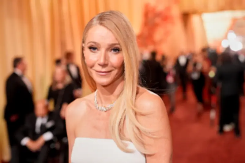 Gwyneth Paltrow genera polémica en los Oscar 2026 por inesperado ángulo de su vestido