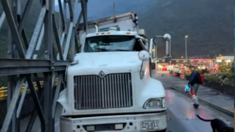 Habilitada la vía Bogotá-Villavicencio tras choque de camión contra puente