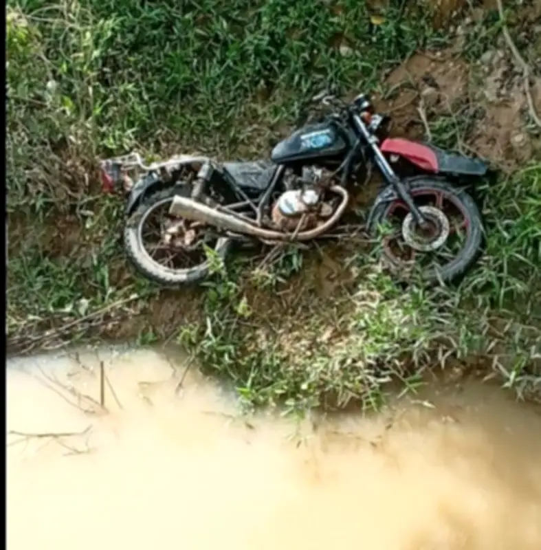 Hallan cuerpo sin vida junto a moto en caño de Santo Domingo, sur de Bolívar
