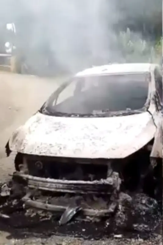 Hallan vehículo incinerado con tres personas en límites de Cajibío y Popayán, Cauca