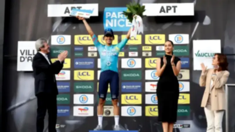 Harold Tejada celebra su primera victoria en el World Tour en la París-Niza