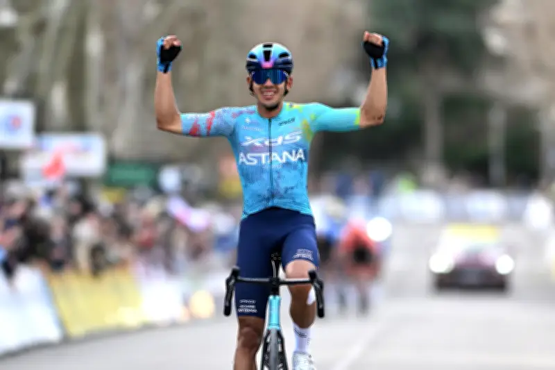 Harold Tejada triunfa en París-Niza: el ciclista colombiano domina con contundente victoria en Francia