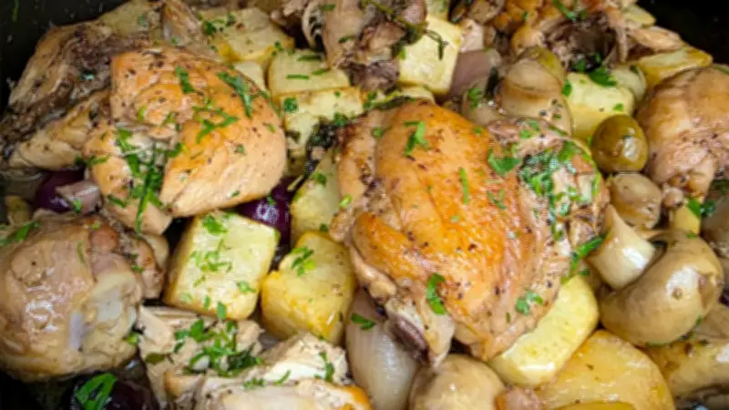 Harry Sasson revela su fórmula secreta para pollo horneado jugoso sin piel