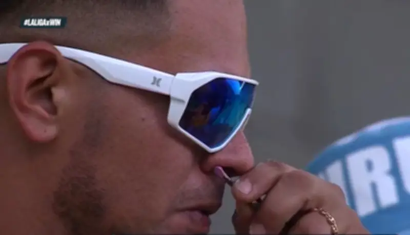 Hincha de Jaguares captado en transmisión olfateando sustancia rosada en estadio