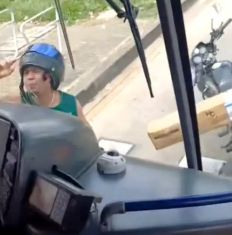 Hinchas del Deportivo Cali invaden carril del MÍO y dañan bus articulado en el norte de Cali