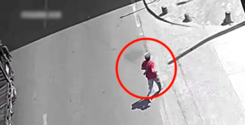 Hombre con machete ataca en calle 80 de Bogotá: video capta escena de pánico y rápida reacción policial