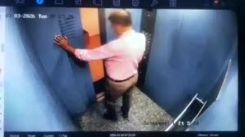 Hombre escapa por poco de morir aplastado en ascensor en India