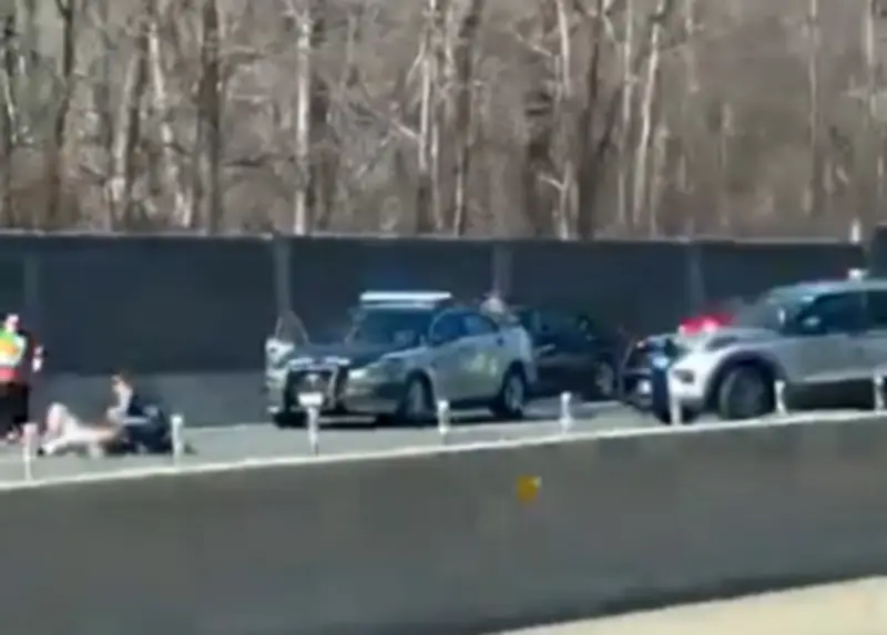 Hombre provoca choque múltiple y ataca con arma blanca en autopista de Virginia