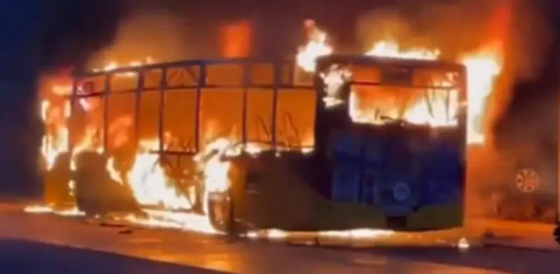 Hombre se roció gasolina y provocó incendio mortal en autobús postal suizo: seis fallecidos