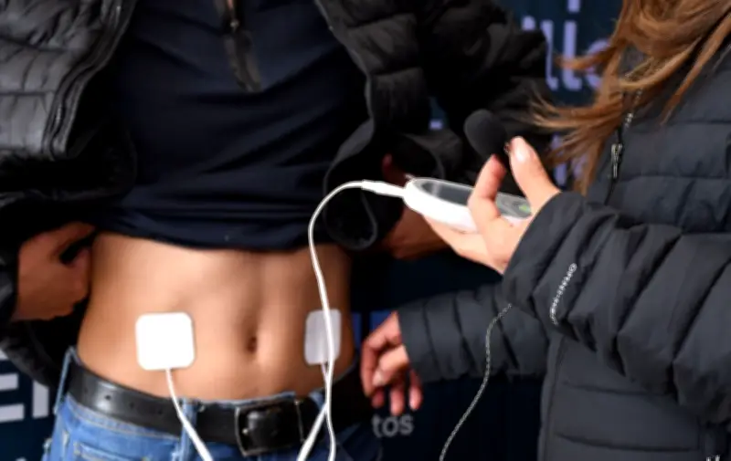 Hombres experimentan cólicos menstruales en simulador para promover equidad laboral