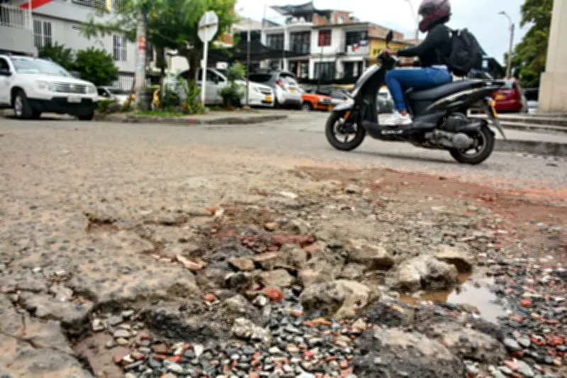 Hueco gigante y escombros en vía de Ciudadela del Río ponen en riesgo a comunidad de Cali