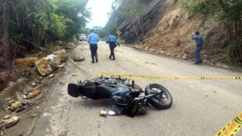 Identifican a motociclista fallecido por caída de roca en vía de Santander