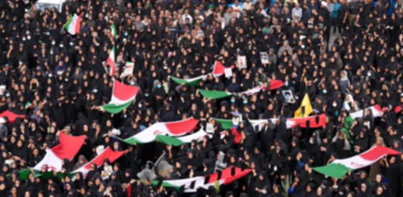 Imagen aérea muestra tumbas cavadas para 165 niños víctimas de ataque a escuela en Irán