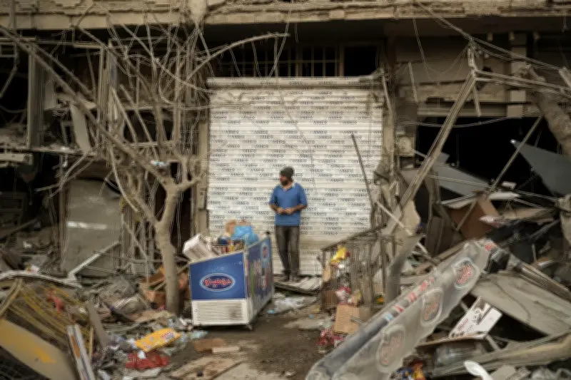 Imagen de la Destrucción: Hombre en Ruinas tras Ataque en Teherán