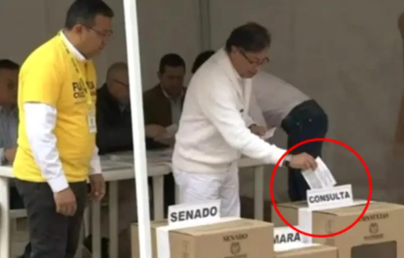 Imagen viral de Petro votando en consultas es falsa: fue editada con inteligencia artificial