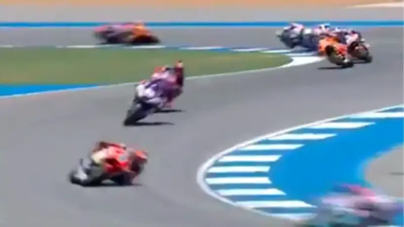 Impactante accidente de David Alonso paraliza el GP de Tailandia en Moto2