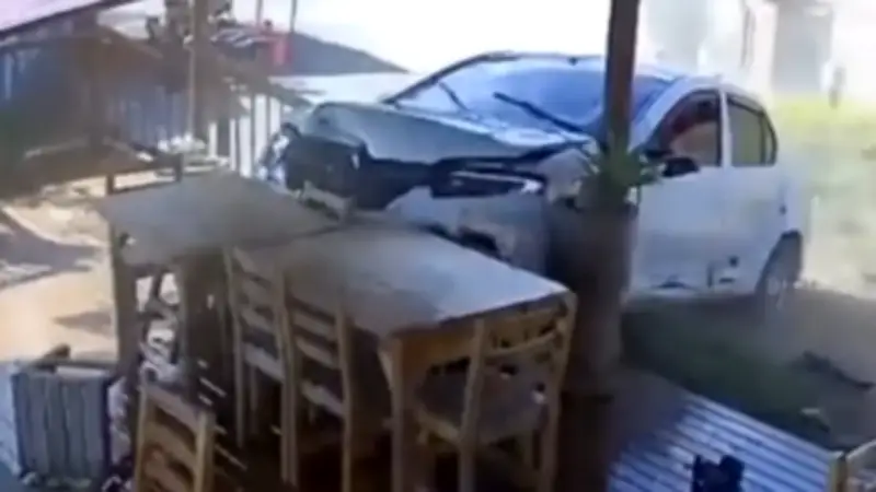 Impactante choque de vehículo contra restaurante en Antioquia captado en video