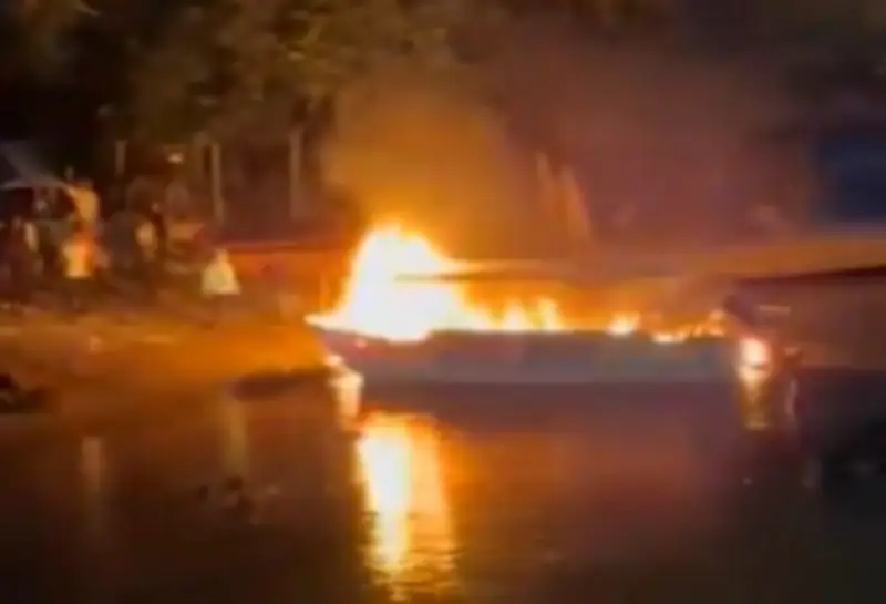 Incendian embarcación de Mineros S.A. en medio del paro minero en Antioquia