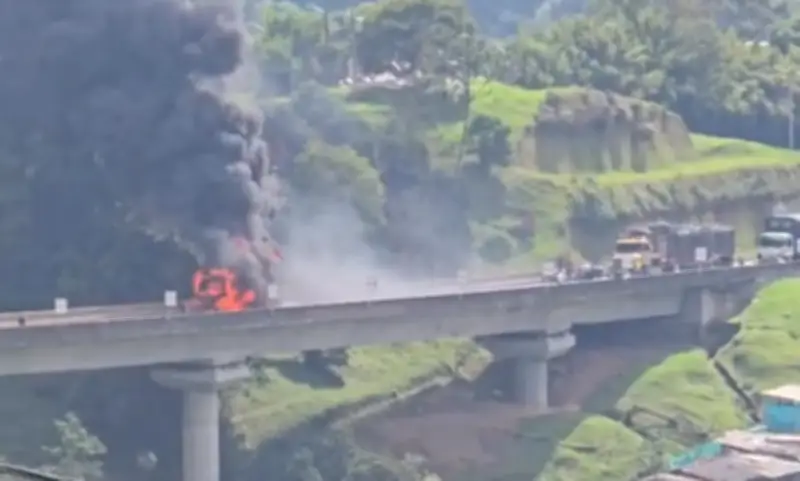 Incendio de bus con extranjeros en puente helicoidal bloquea vía Pereira-Manizales