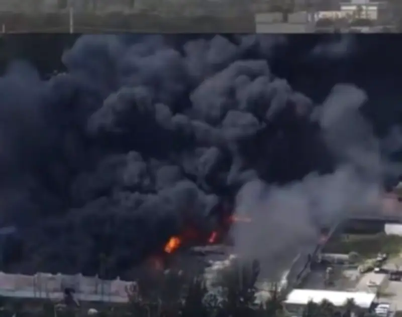 Incendio de nivel 5 en Miami Gardens moviliza a casi 50 unidades de bomberos
