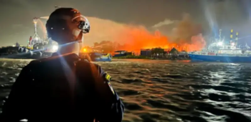 Incendio devasta zona gastronómica en barrio Las Flores de Barranquilla: sin víctimas fatales