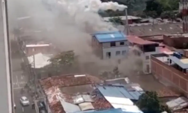 Incendio en barrio Girardot de Bucaramanga moviliza a Bomberos para proteger viviendas cercanas