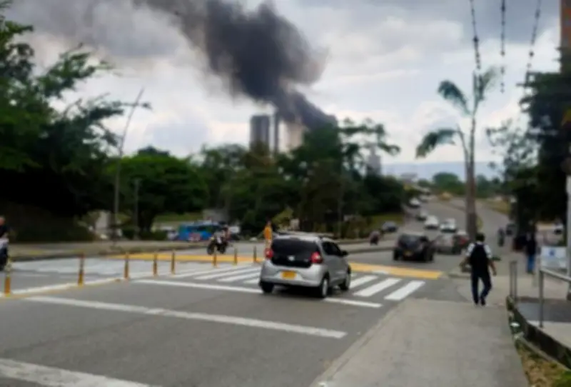 Incendio en Floridablanca: Bomberos combaten llamas en sector de la 200