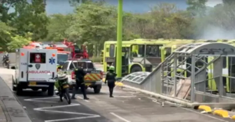 Incendio intencional afecta bus en abandonado portal de Metrolínea en Girón