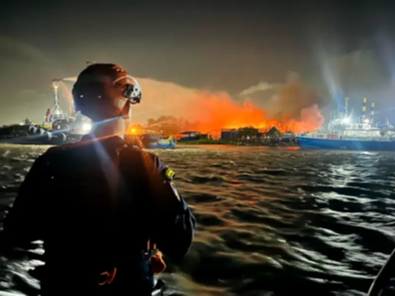 Incendio voraz consume dos restaurantes en Barranquilla y afecta comercios aledaños