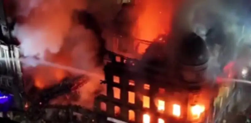 Incendio voraz derrumba la icónica Estación Central de Glasgow en Escocia