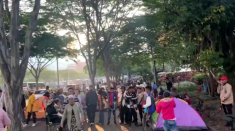 Indígenas de Antioquia bloquean La Alpujarra en Medellín exigiendo diálogo por derechos vulnerados