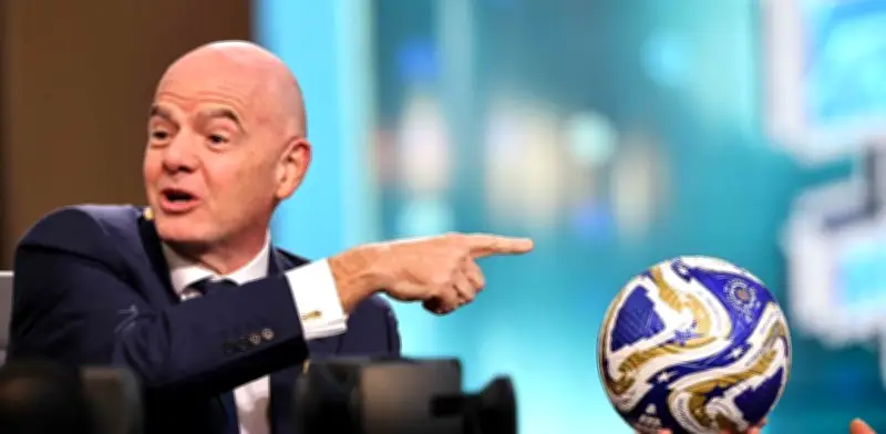 Infantino advierte: jugadores que se tapen la boca podrían ser expulsados por racismo