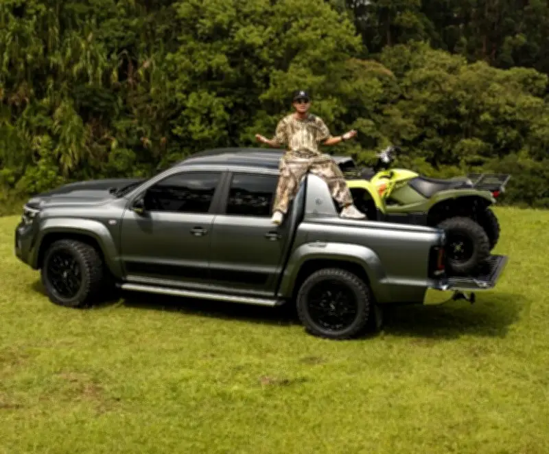 Influencer Javier Arias 'Stunt' queda libre tras imputación de cargos por armas y dinero