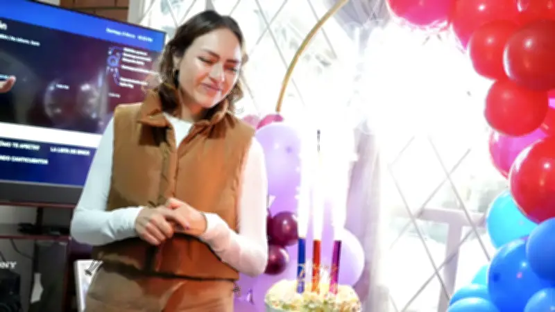 Influencer Lalis vota en su cumpleaños y celebra con pastel de Gustavo Petro