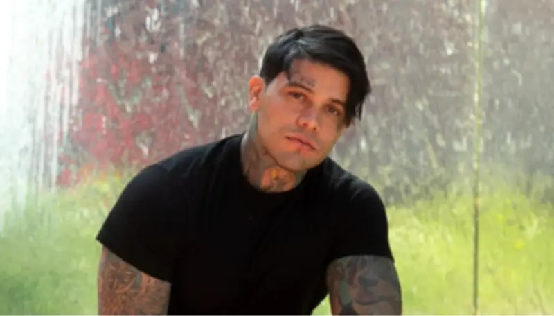 Influencer Yeferson Cossio sufre grave accidente en Amazonas tras caída desde altura