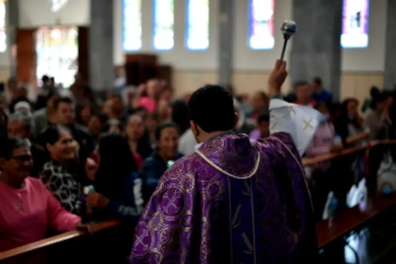 Influencia religiosa en política colombiana: pocas voces contra la injusticia en campaña electoral