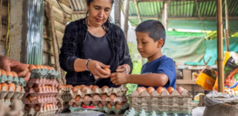 Informalidad laboral femenina en Colombia: 80% de madres con tres hijos fuera del empleo formal